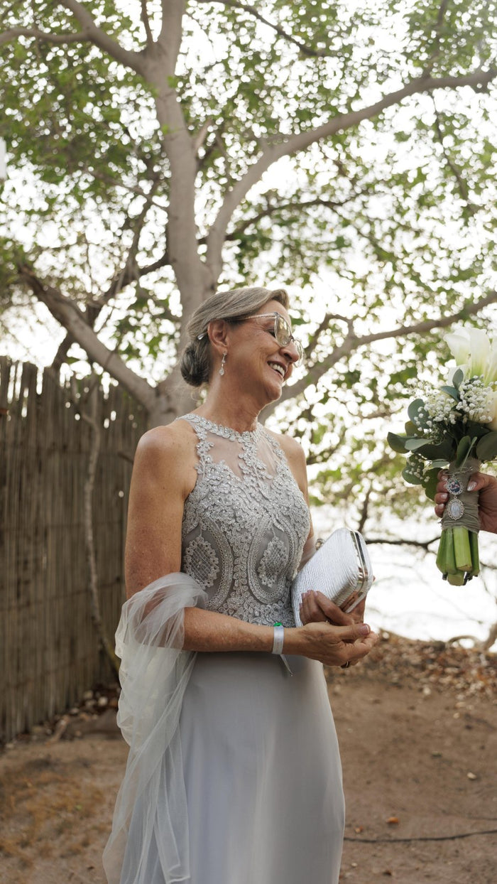 Vestido para mamá de la novia plateado con pedrería
