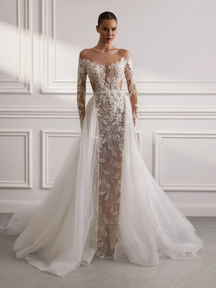 Vestido de novia de encaje con mangas largas y sobrefalda de tul