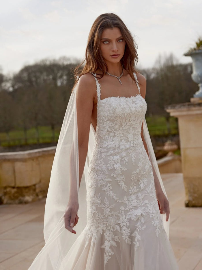 Vestido de novia Justin Alexander de encaje floral con capa