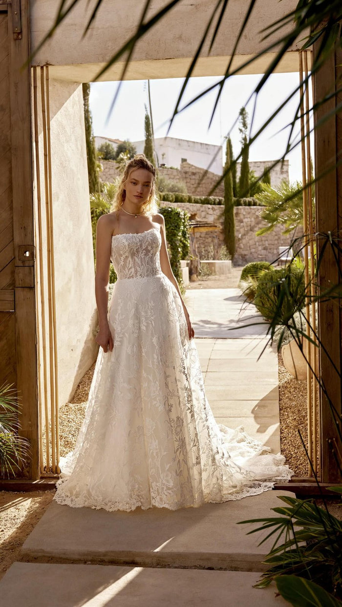 Vestido de novia de encaje con falda de tul en exterior