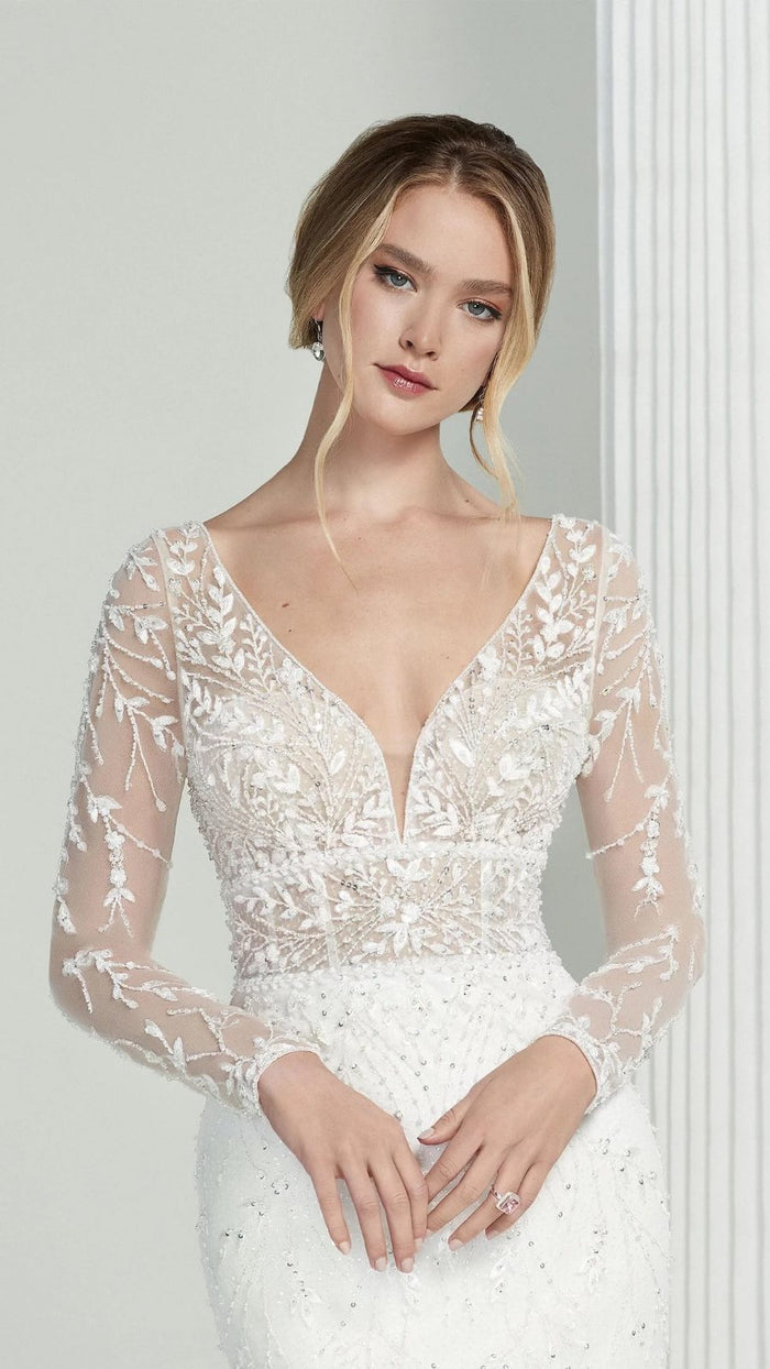 Vestido de novia de encaje con mangas largas y escote en V