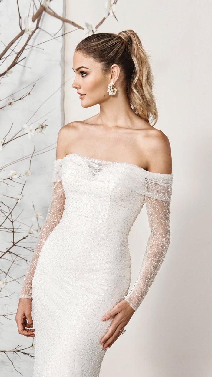 Vestido de novia de encaje con hombros caídos y mangas largas