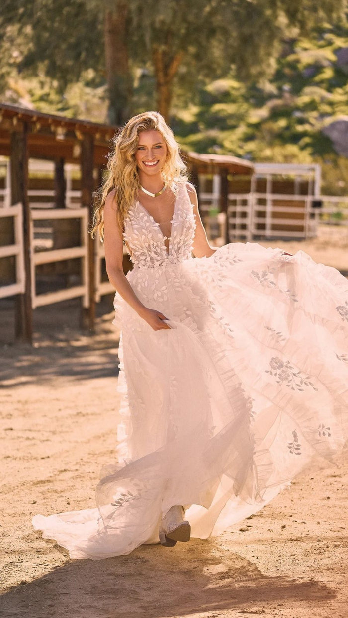 Vestido de novia bohemio de encaje con falda de tul en exterior