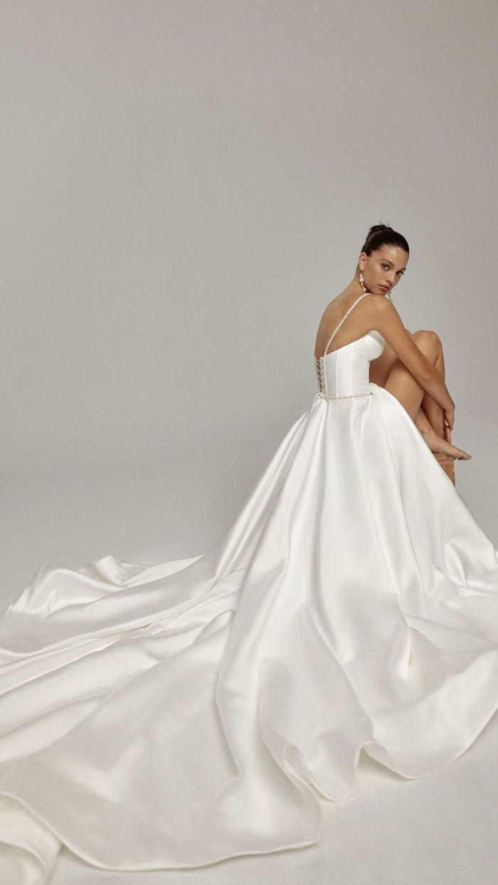 Vestido de novia princesa en mikado con cola amplia