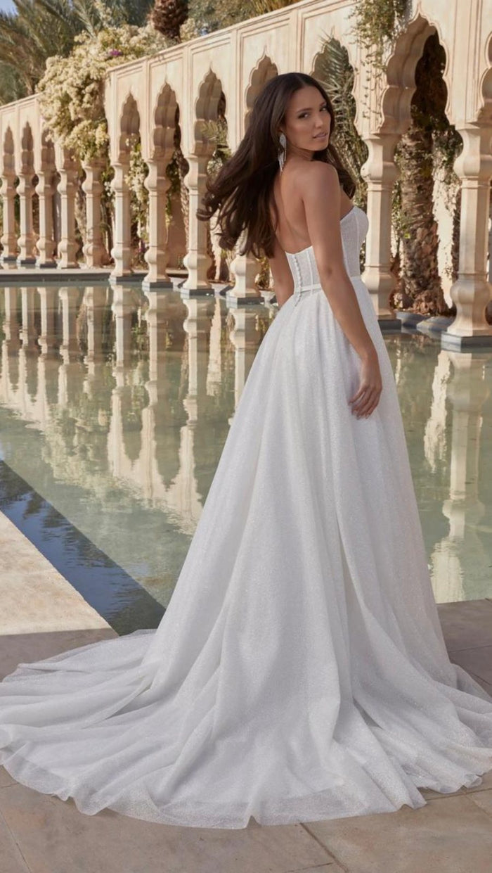 Vestido de novia línea A sin tirantes con espalda descubierta