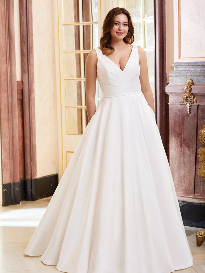 Vestido de novia línea A con escote en V profundo