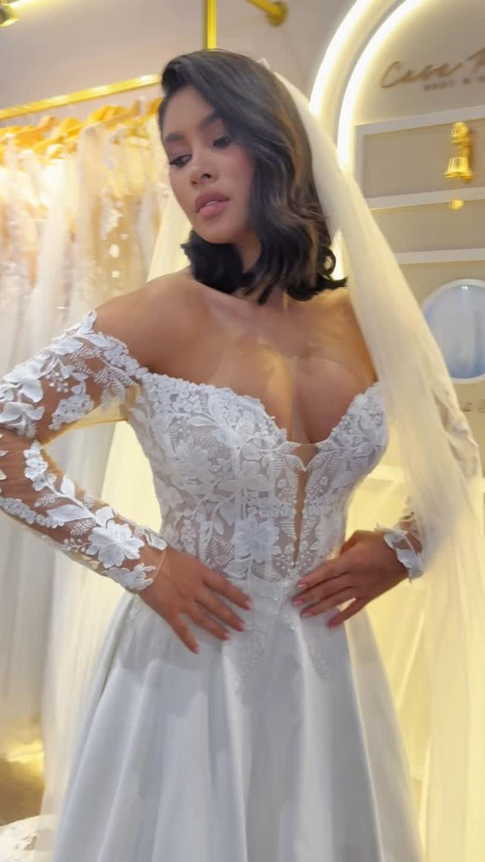 Vestido de novia princesa de encaje con hombros descubiertos