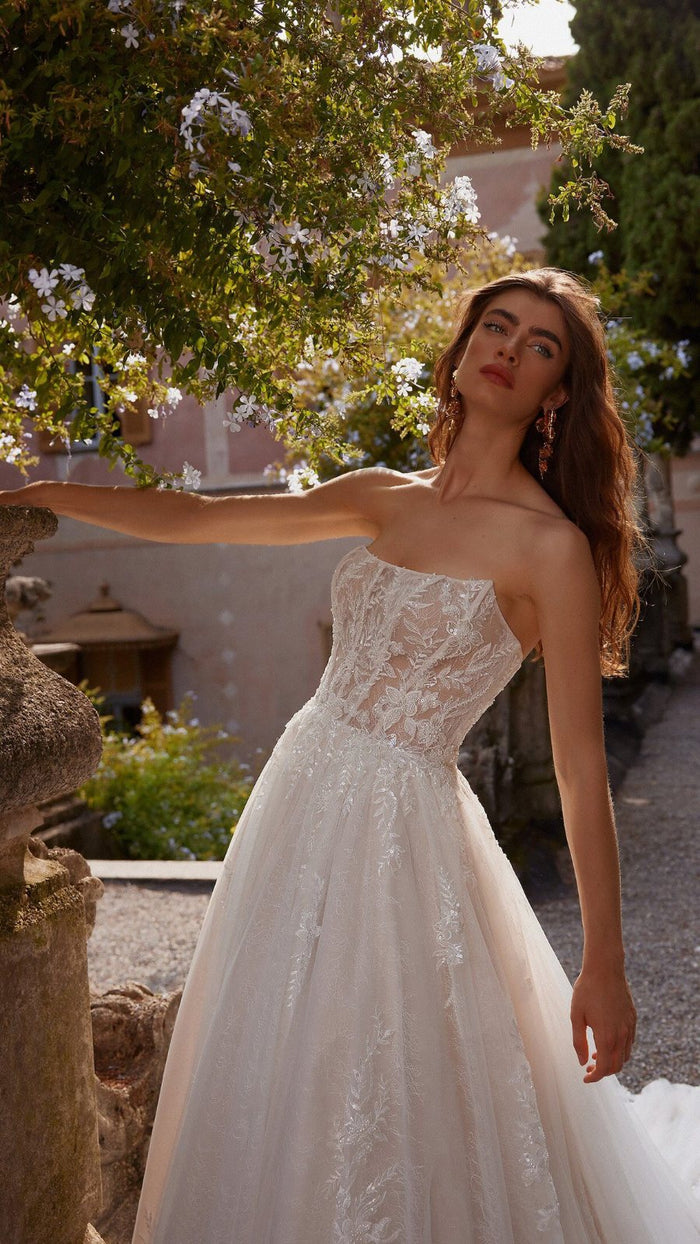 Vestido de novia línea A con corset transparente y tul brillante