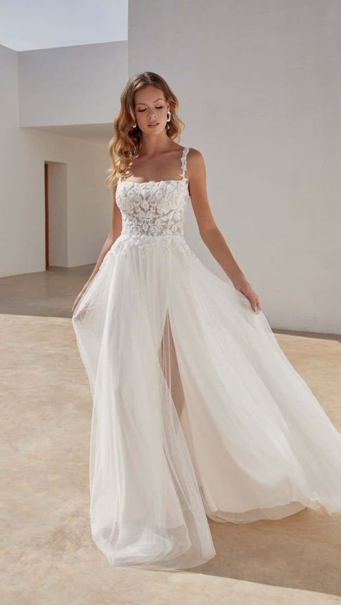 Vestido de novia línea A de tul con tirantes y abertura