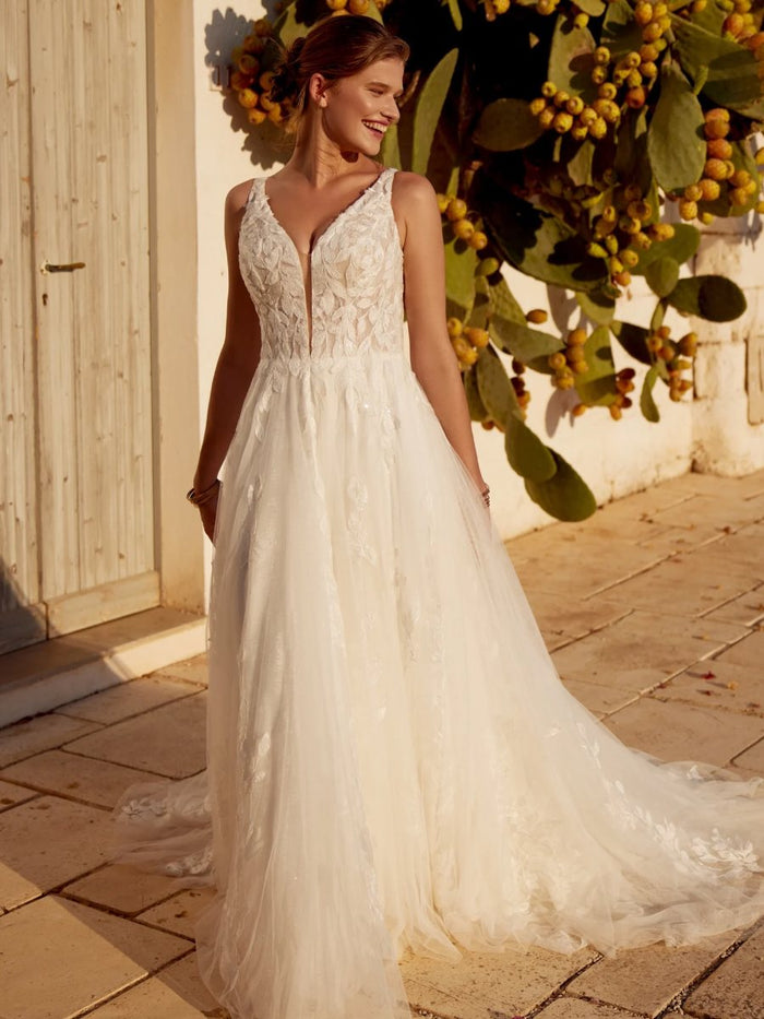 Vestido de novia Lillian West línea A de encaje con escote en V