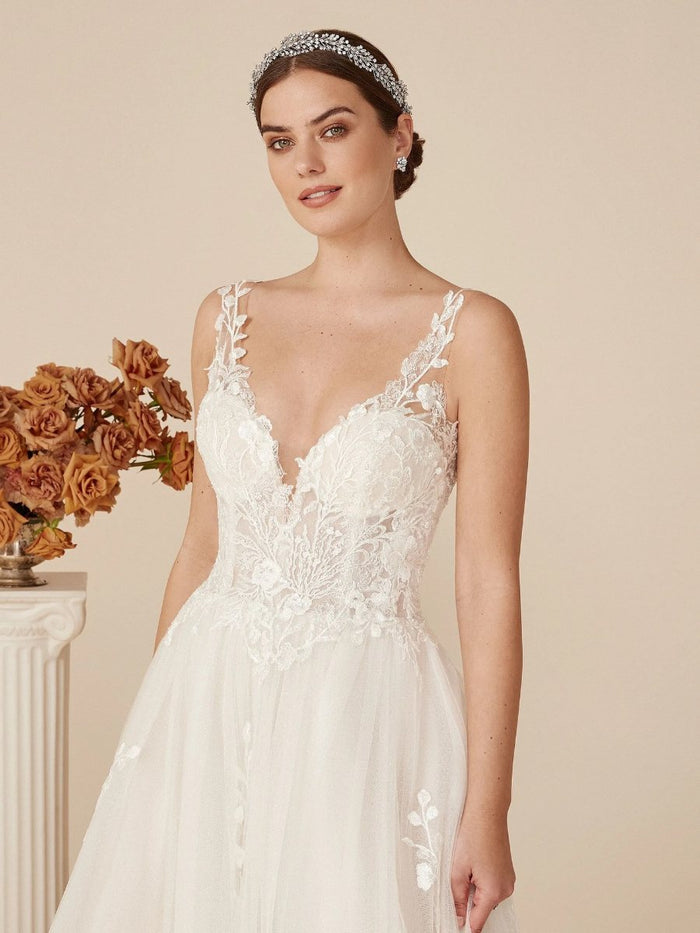 Vestido de novia Justin Alexander línea A de encaje con escote en V