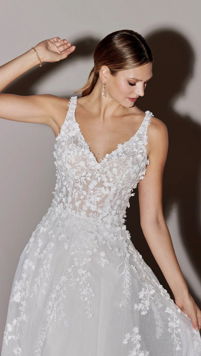 Vestido de novia línea A con flores de encaje y escote en V