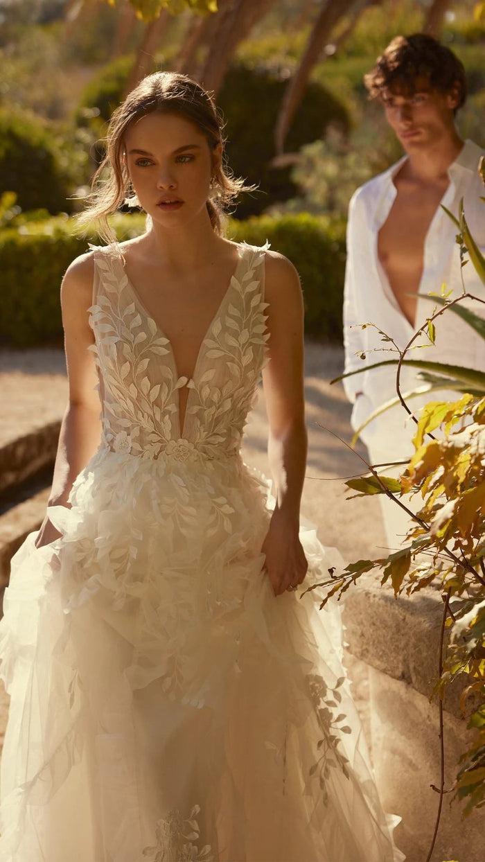 Vestido de novia línea A con hojas de encaje y escote en V profundo