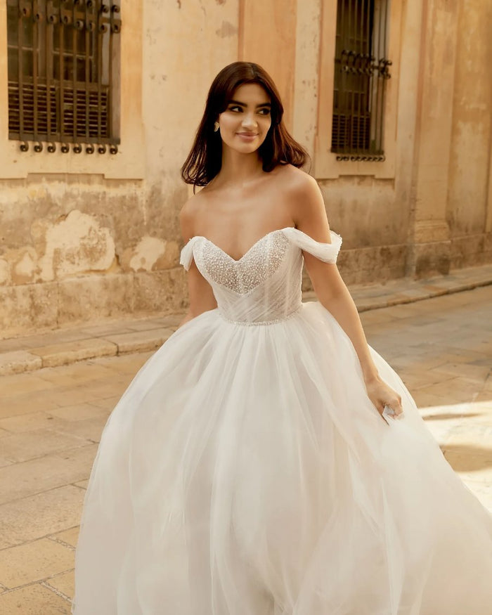 Vestido de novia Justin Alexander princesa con hombros caídos y falda de tul