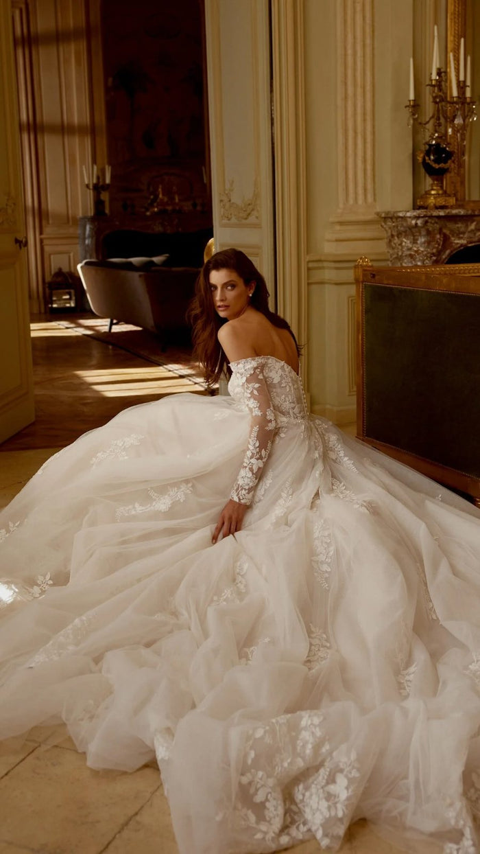Vestido de novia princesa de encaje con mangas largas y cola catedral