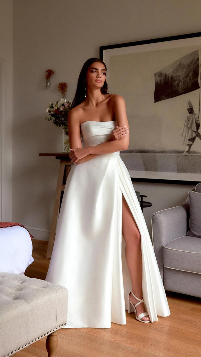 Vestido de novia sin tirantes minimalista con abertura