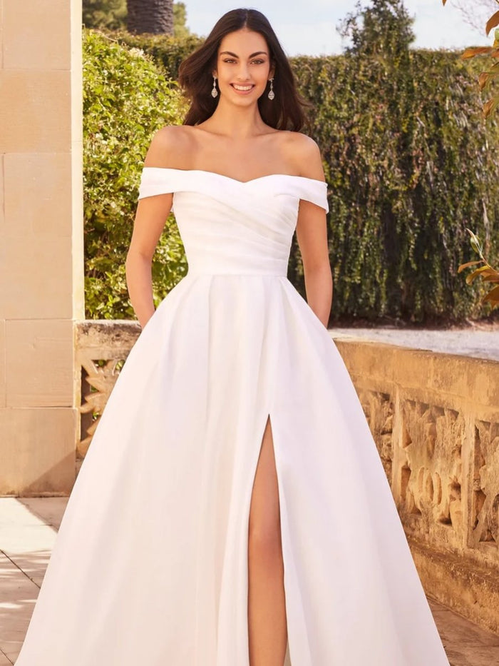 Vestido de novia Justin Alexander con hombros caídos y abertura