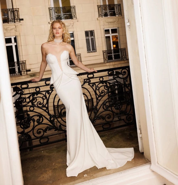 Vestido de novia Symbol con corset de escote profundo, detalles de perlas y falda limpia