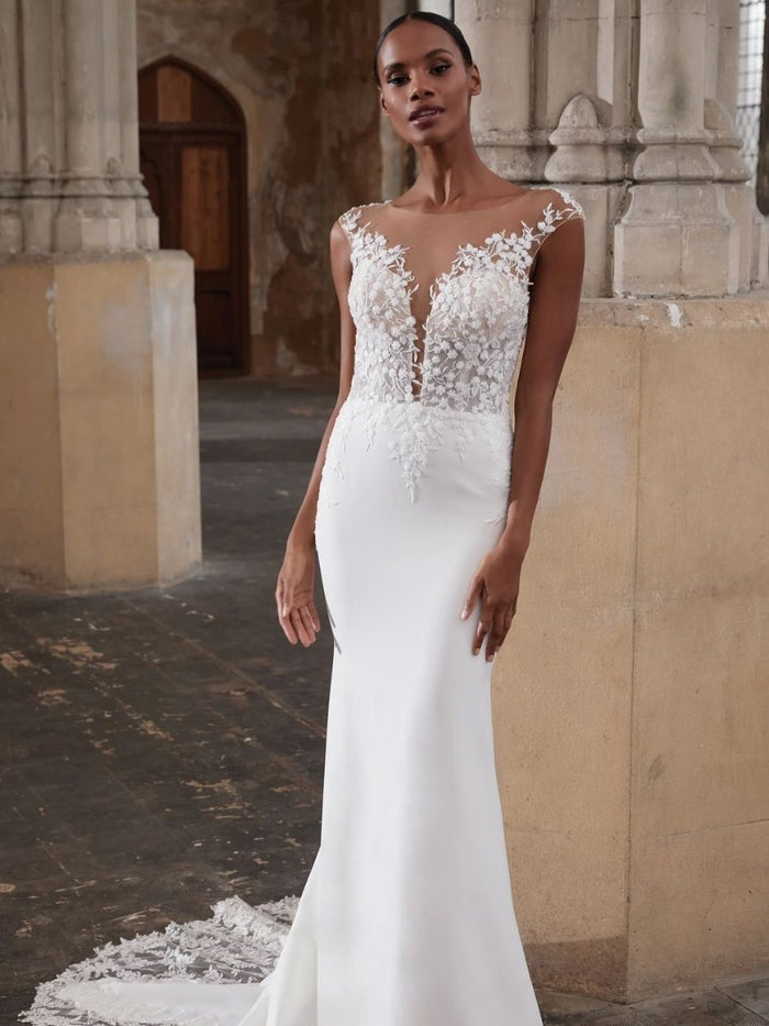 Vestido de novia sirena con cuerpo de encaje y escote ilusión