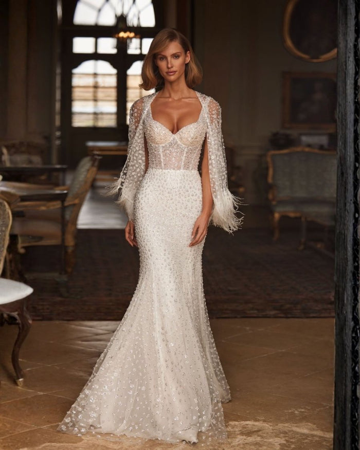 Vestido de novia sirena bordado con mangas de plumas