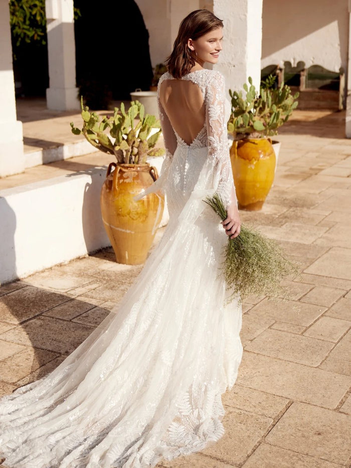 Vestido de novia de encaje con espalda abierta y cola larga