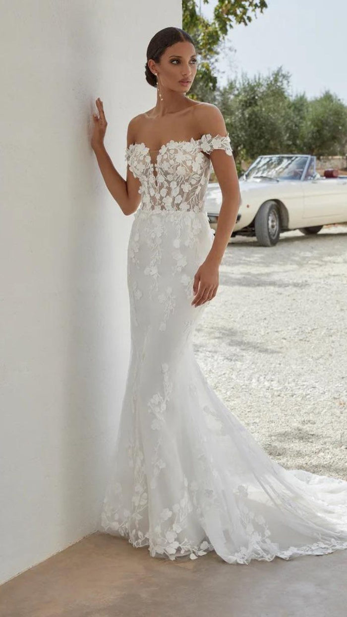 Vestido de novia sirena de encaje floral con hombros descubiertos