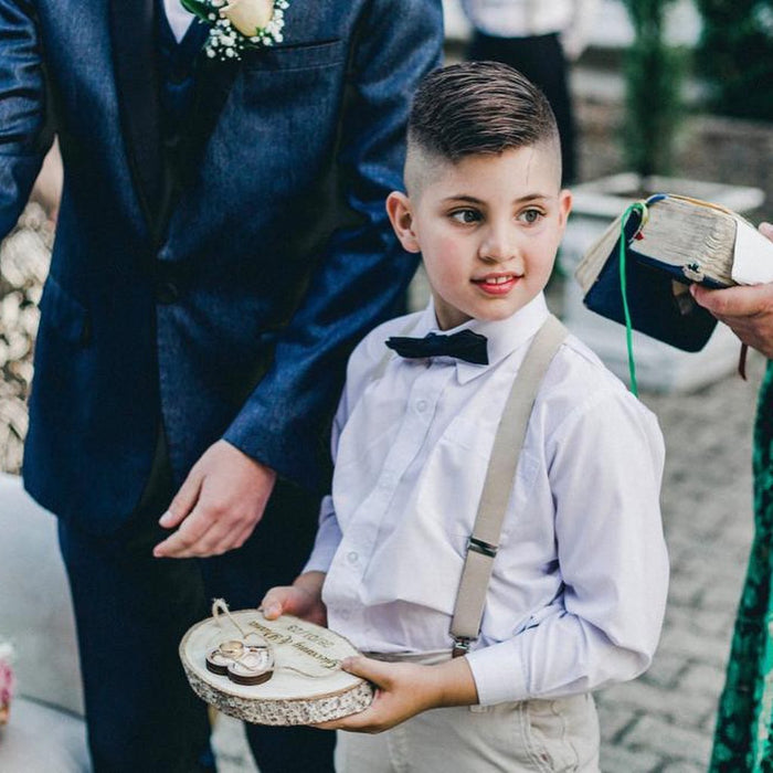 Pajecito con camisa blanca, tirantas, corbatín y cojín de argollas