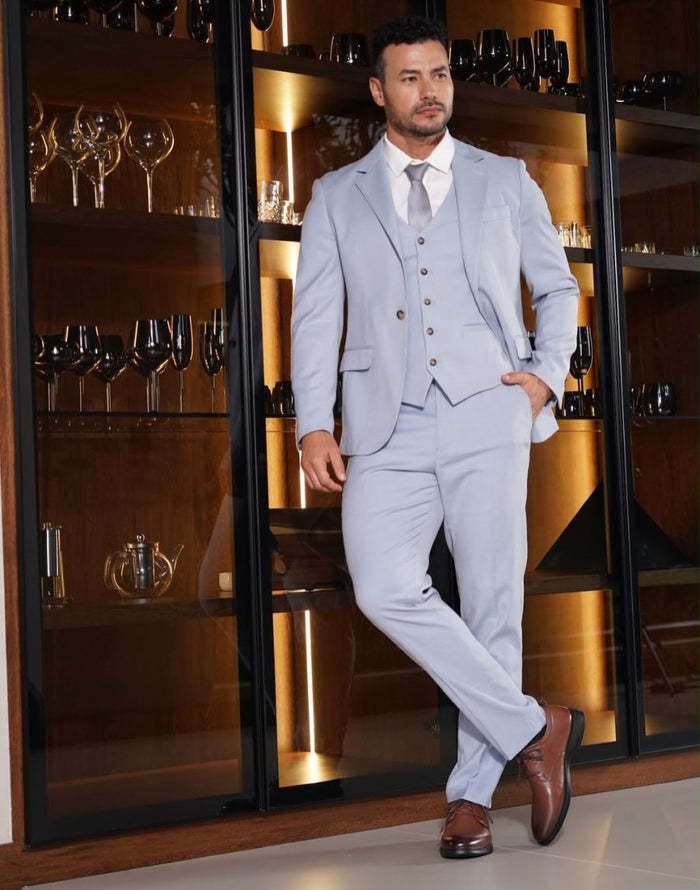 Traje de hombre azul claro de tres piezas
