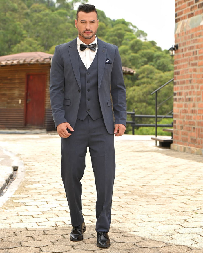 Traje de hombre azul grisáceo de tres piezas con corbatín