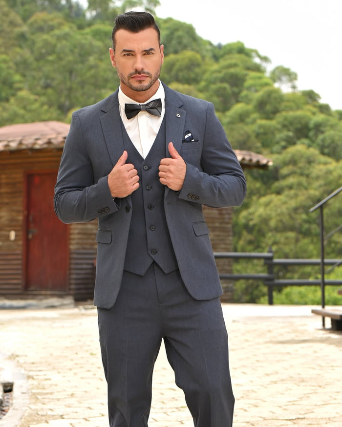 Traje azul grisáceo con chaleco y corbatín