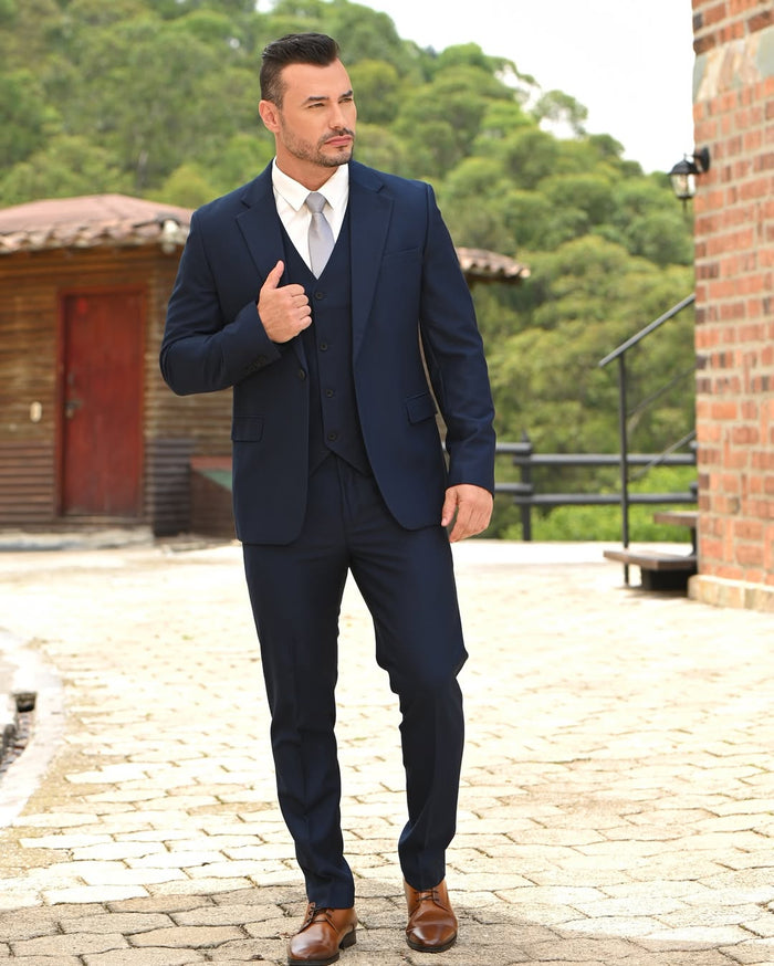 Traje de hombre azul marino de tres piezas con corbatín