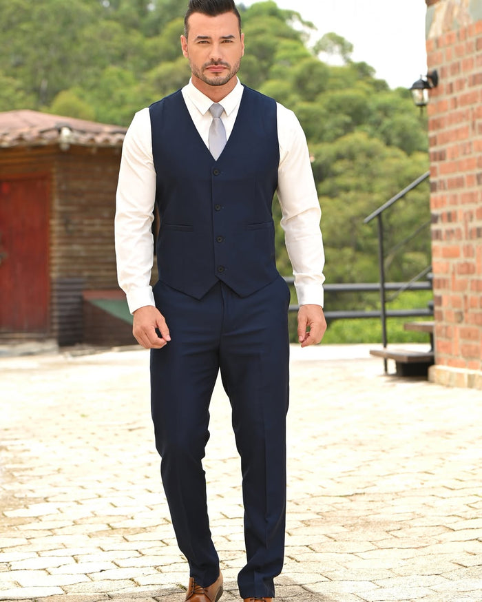 Chaleco y pantalón azul marino con camisa blanca