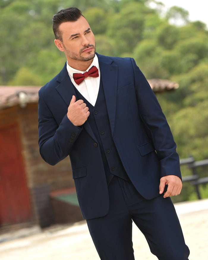 Traje azul marino con chaleco y corbatín