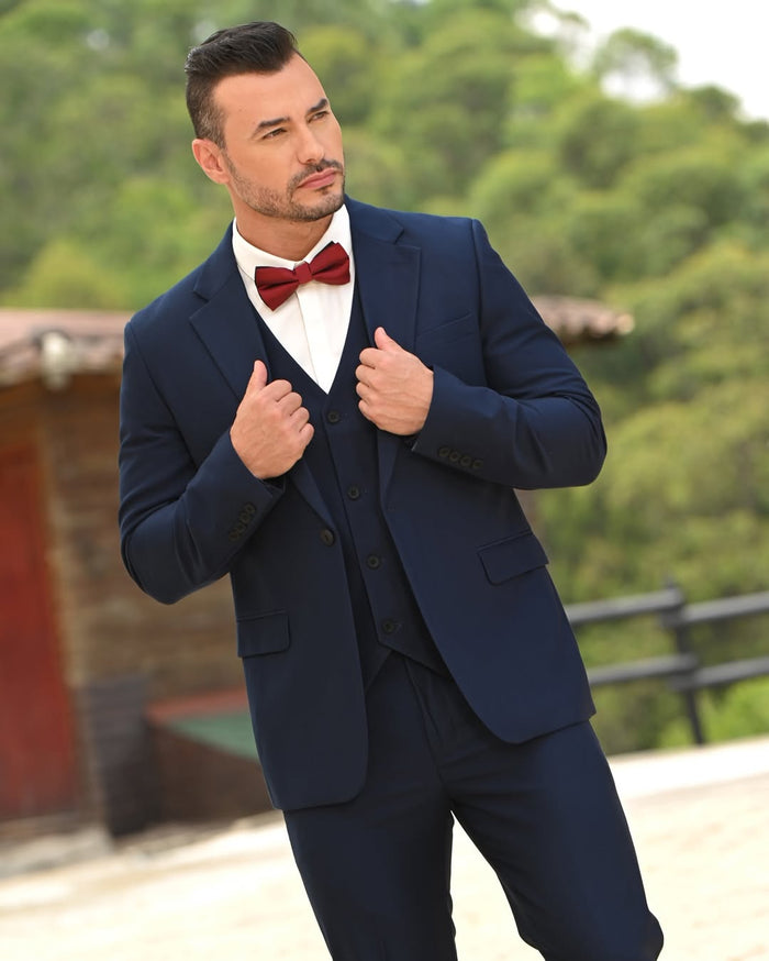 Traje de hombre azul marino con chaleco y corbatín