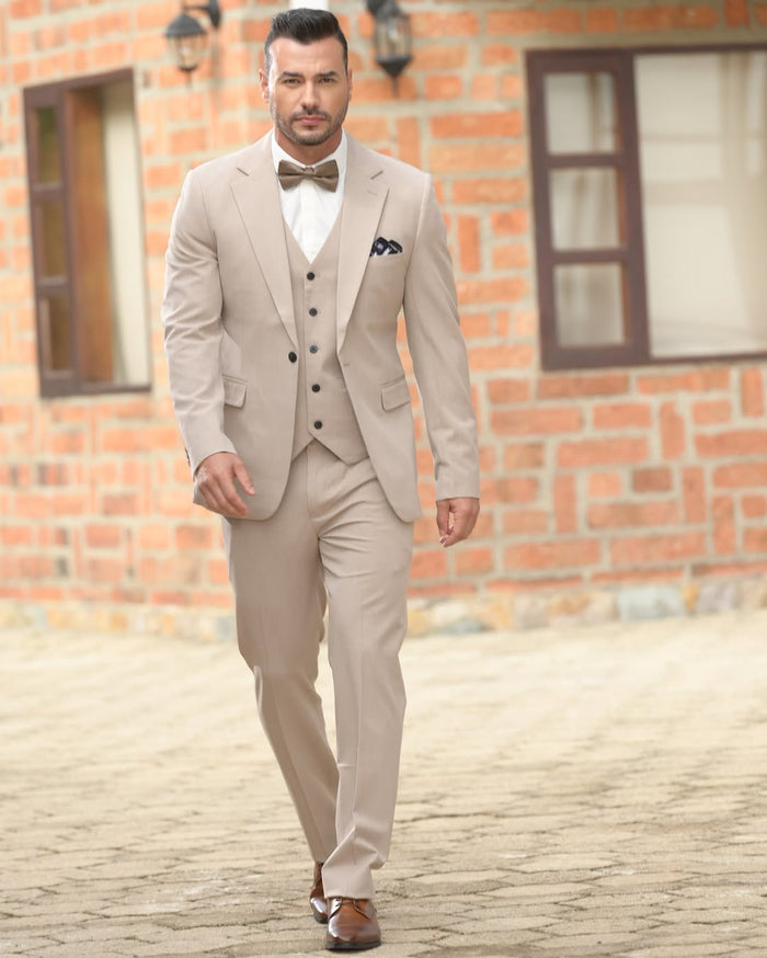 Traje de hombre beige de tres piezas con corbatín