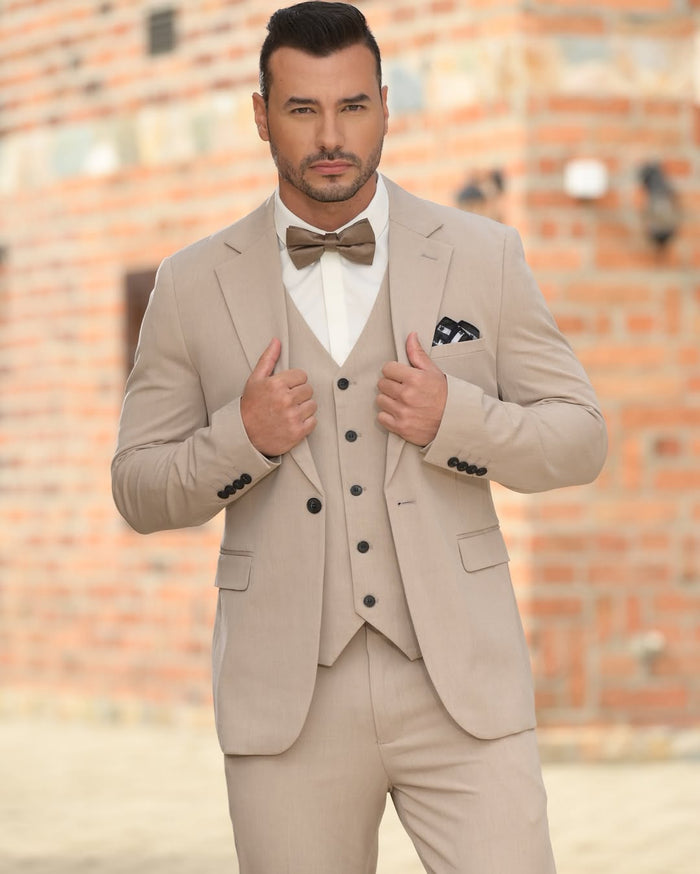 Traje beige con chaleco y pañuelo