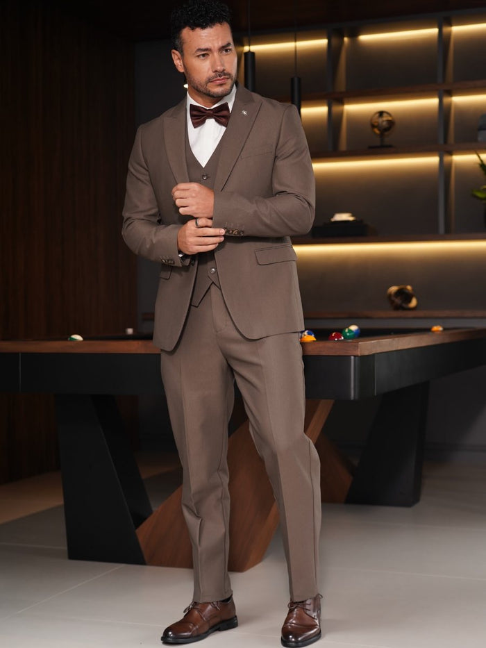 Traje de hombre café de tres piezas