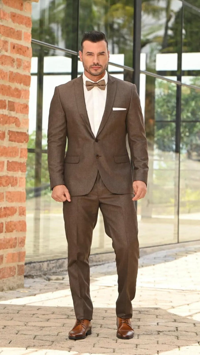 Traje de hombre café con corbatín