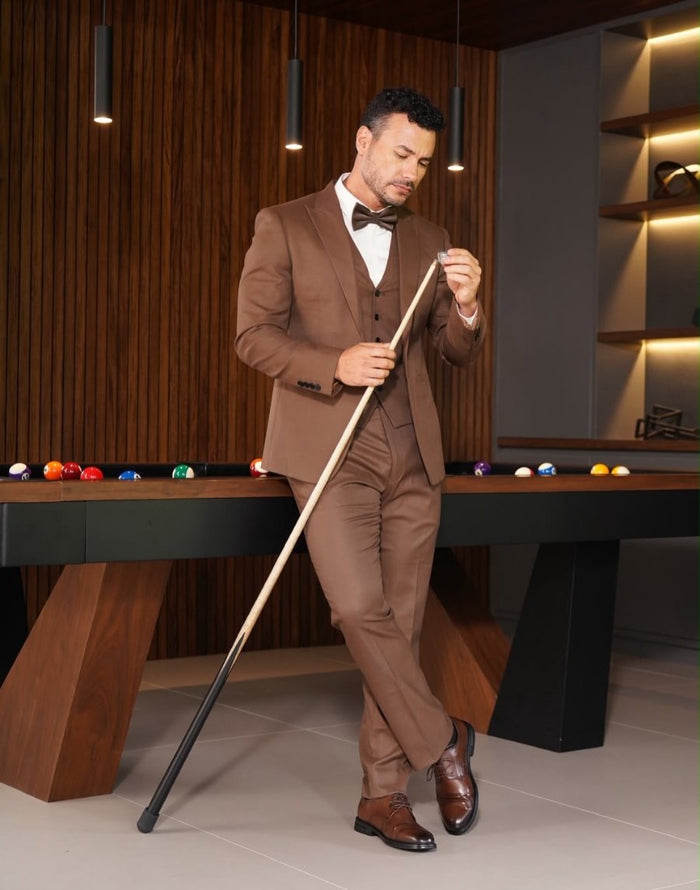 Traje de hombre café de tres piezas con corbatín