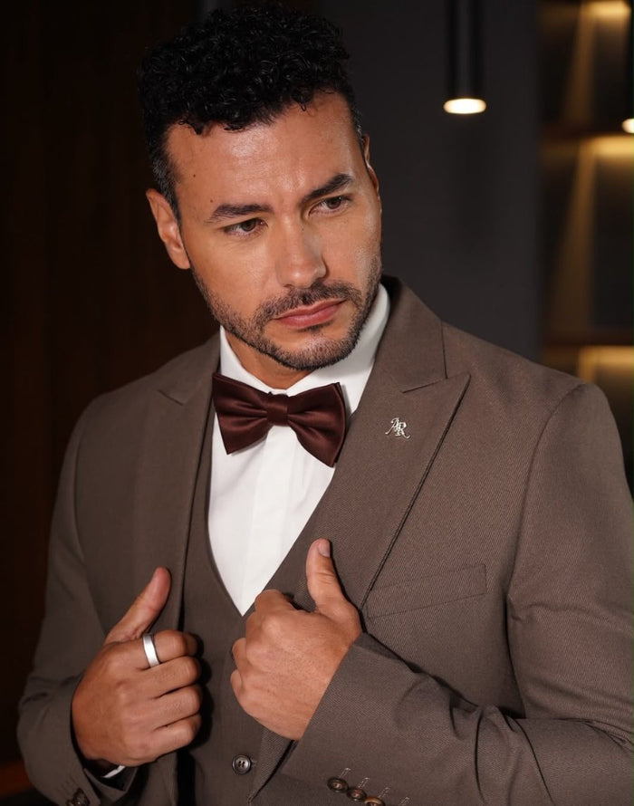 Traje de hombre café con chaleco y corbatín