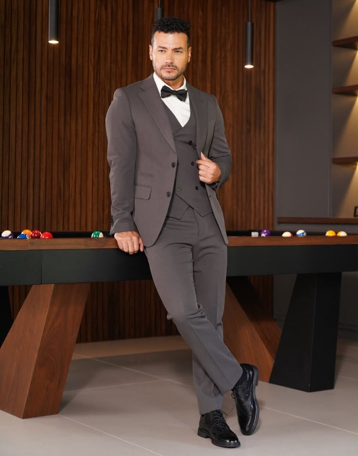 Traje de hombre gris de tres piezas con corbatín