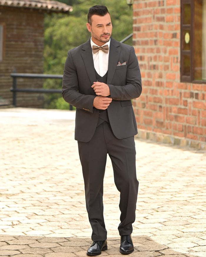 Traje de hombre gris carbón de tres piezas con corbatín