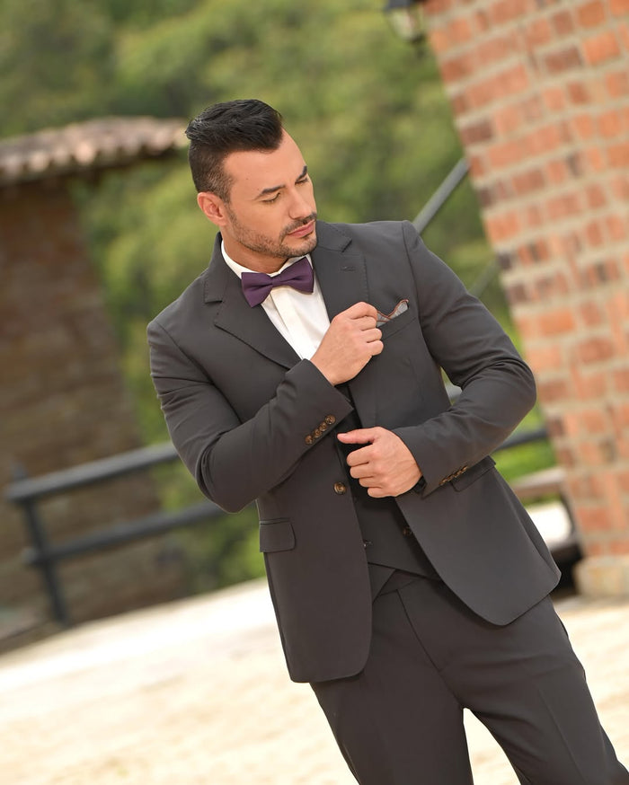 Traje gris carbón con chaleco y corbatín