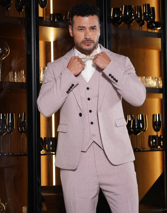 Traje de hombre lila de tres piezas con corbatín