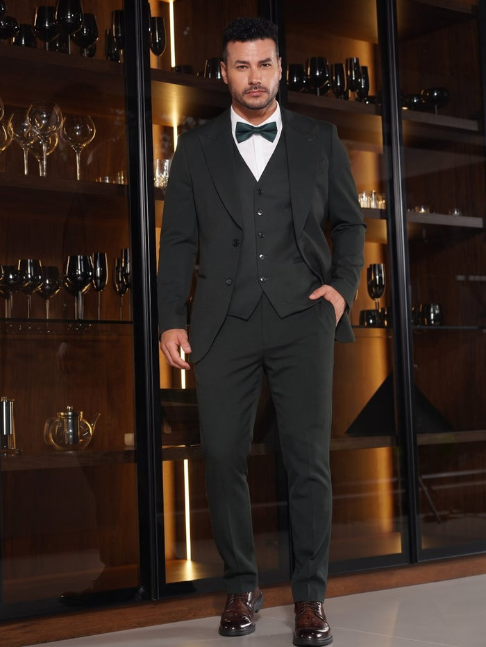 Traje de hombre negro de tres piezas con corbatín