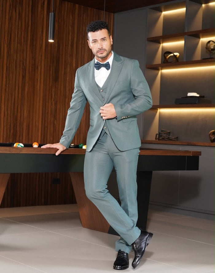 Traje de hombre verde azulado con corbatín