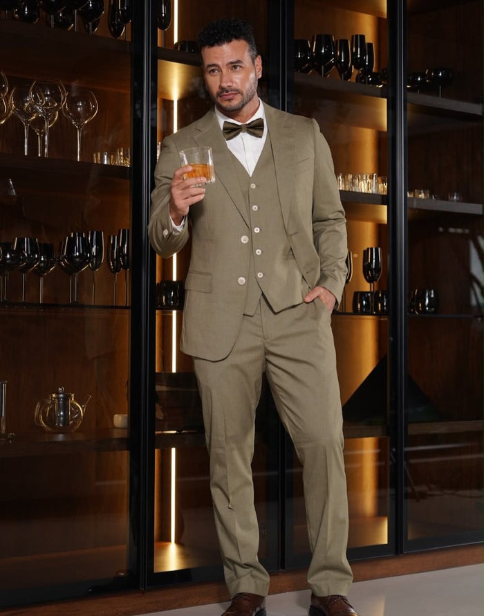 Traje de hombre verde oliva de tres piezas con corbatín