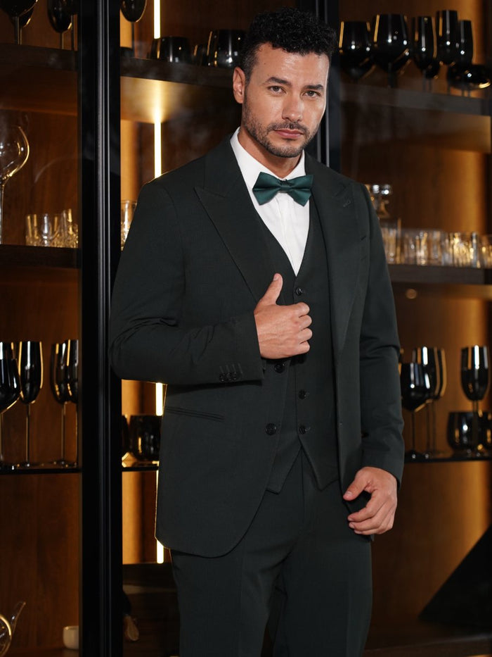 Traje de hombre verde oscuro de tres piezas con corbatín