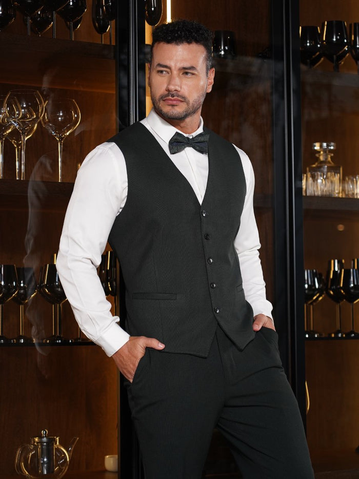 Chaleco y pantalón verde oscuro con camisa blanca y corbatín