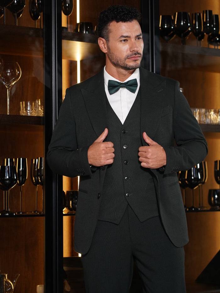 Traje de hombre verde oscuro con chaleco y corbatín